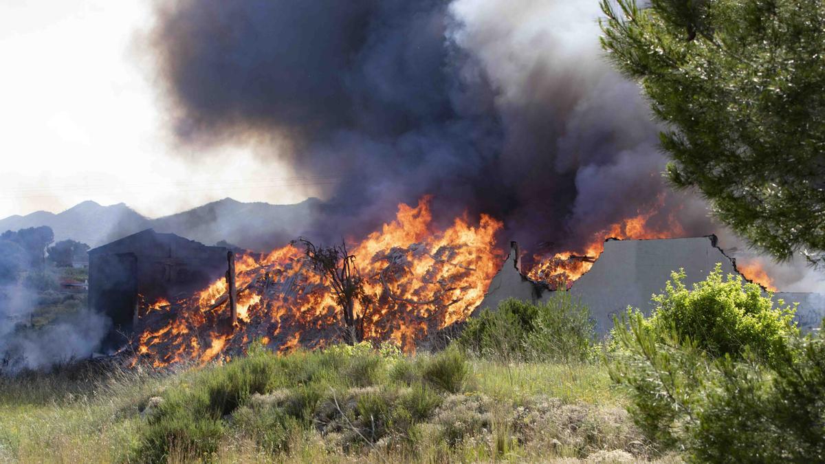 Se desata un incendio en una nave de almacenaje de ropa en L'Olleria