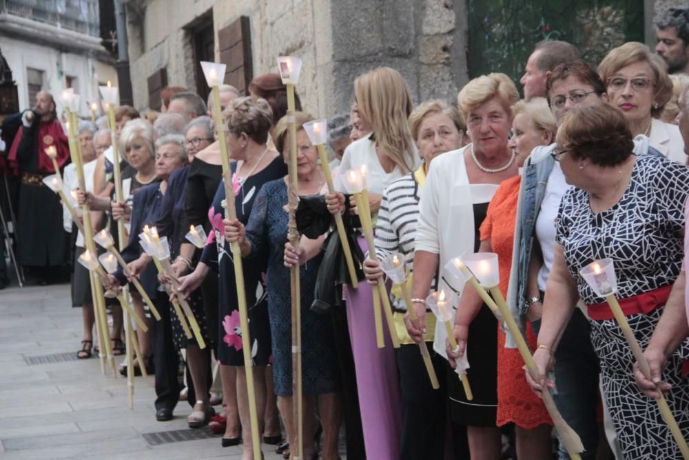 La procesión del Cristo y los fuegos llenan las calles de Cangas. // S. Álvarez