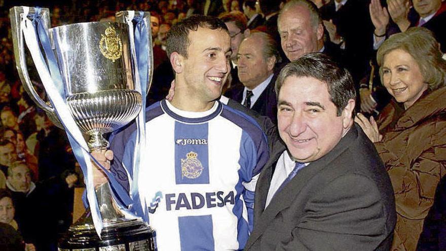 Fran y Augusto César Lendoiro posan con la Copa conquistada en 2002.