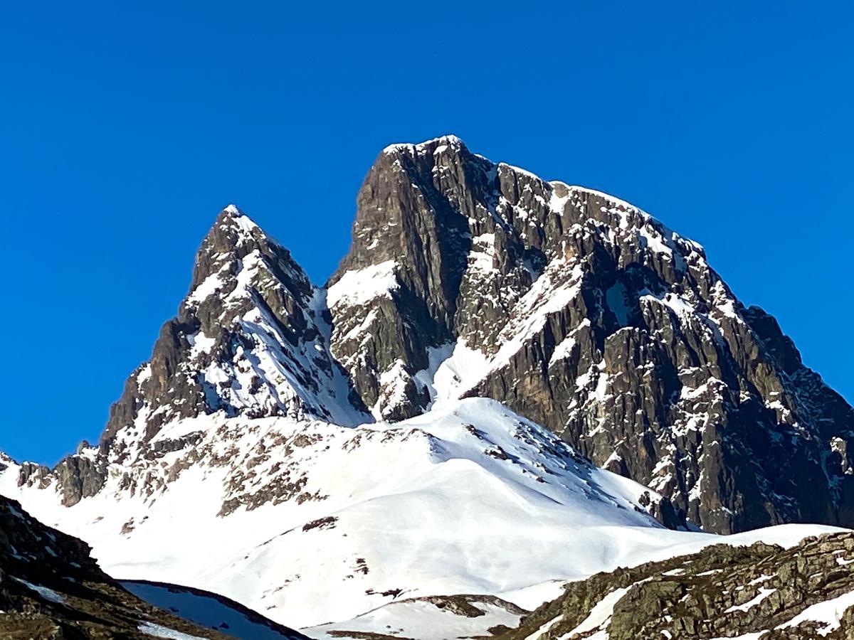 Montaña cubierta de nieve en los Pirineos.