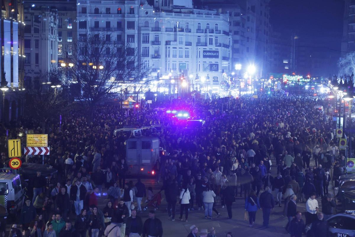 En la tarde-noche, una multitud volvió a colapsar la Estación del Norte y sus aledaños.