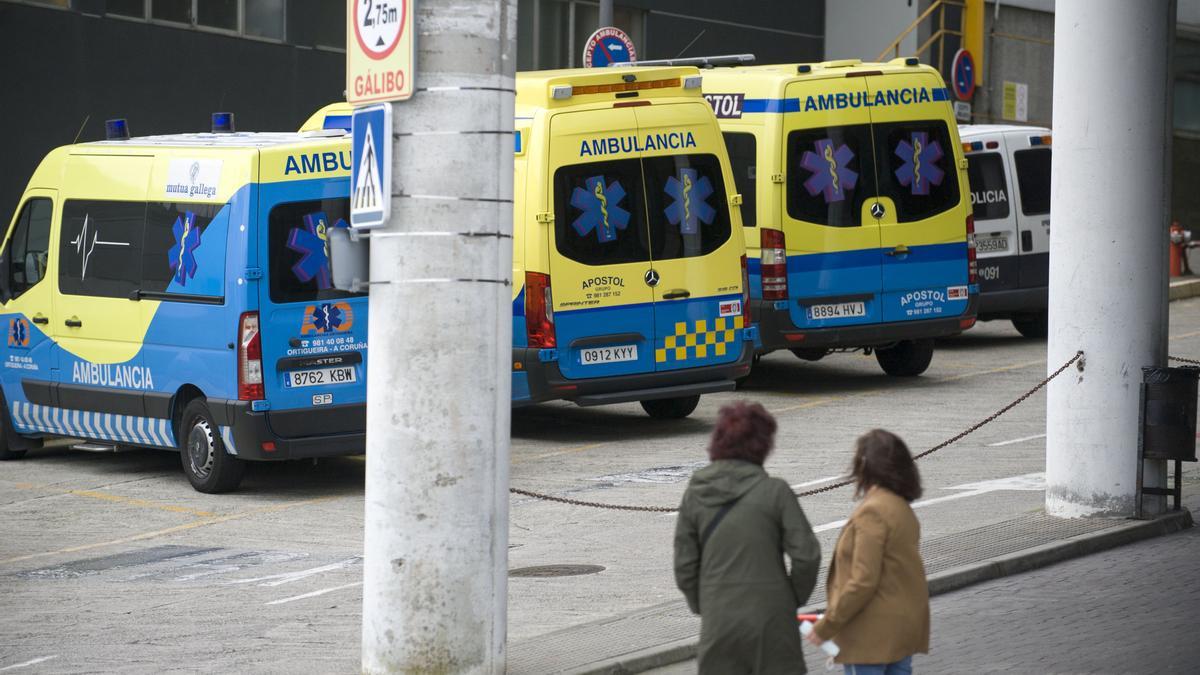 Ambulancias en los accesos al Hospital de A Coruña.