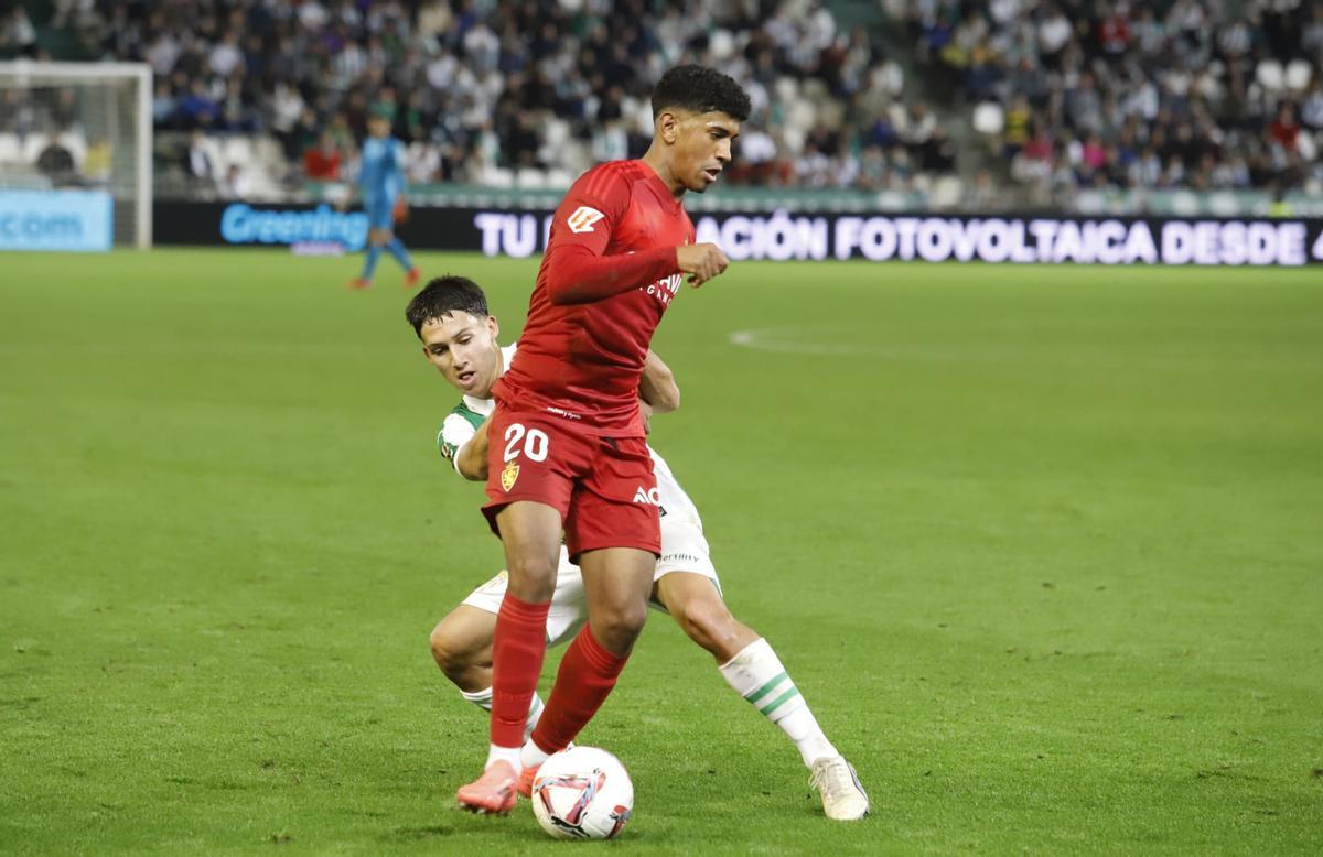 Adri Vázquez con Adu Ares durante el encuentro entre el Córdoba CF y el Real Zaragoza.