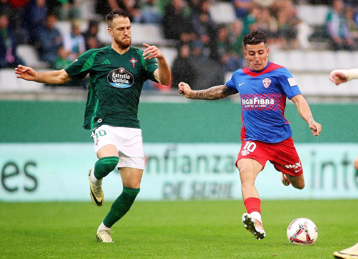El Elche resbala en A Malata y frena su reacción (1-0) El Elche resbala en A Malata y frena su reacción (1-0)