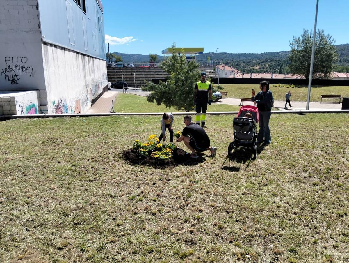 Fotogalería | Las imágenes de la jornada en Plasencia en homenaje a Robe Fotogalería | Las imágenes de la jornada en Plasencia en homenaje a Robe