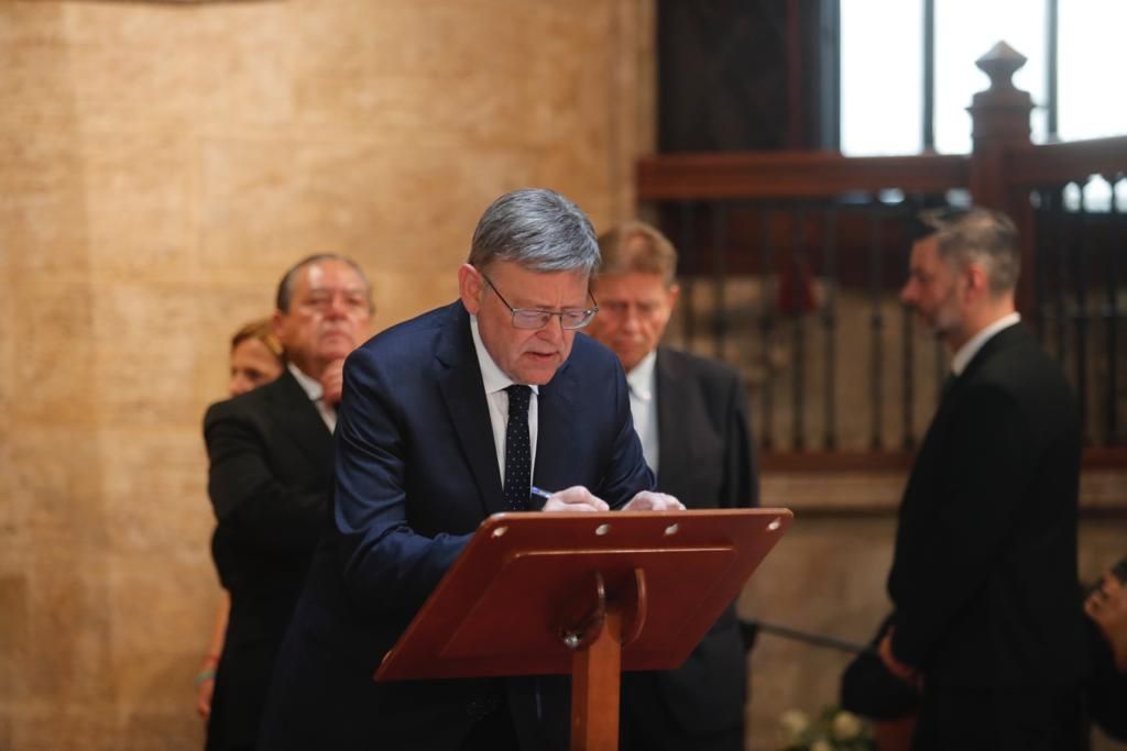 Autoridades políticas y sociales reciben el féretro de Grisolía en el Palau de la Generalitat