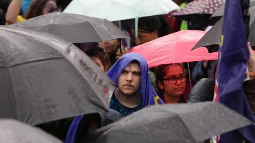 Un joven se protege de la lluvia con la bandera europea durante una protesta esta semana contra el resultado del «Brexit».