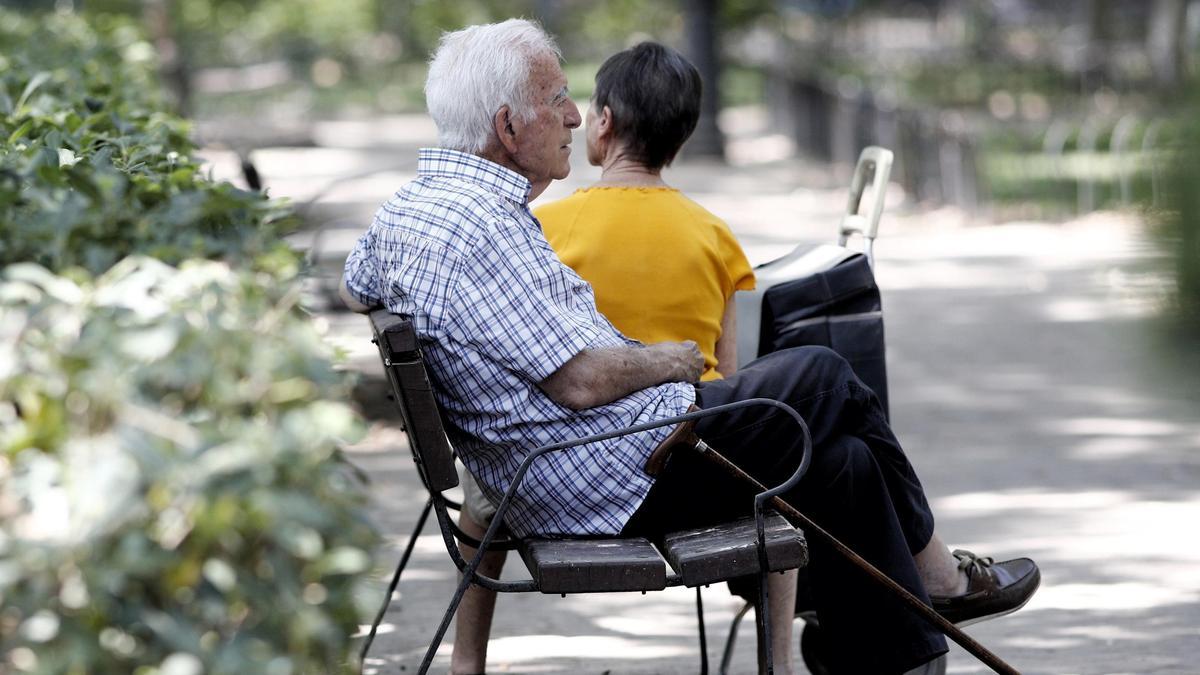 Un pensionista descansa en un parque de Madrid.