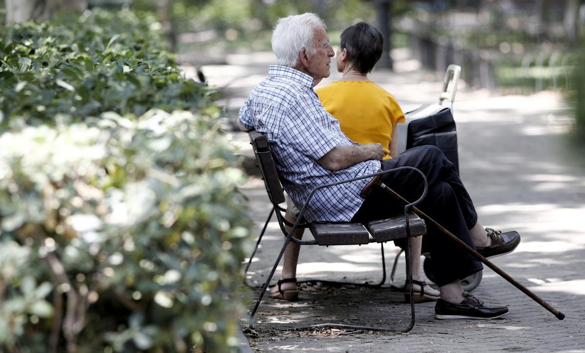 Un pensionista descansa en un parque de Madrid.