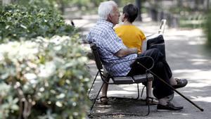 Un pensionista descansa en un parque de Madrid.