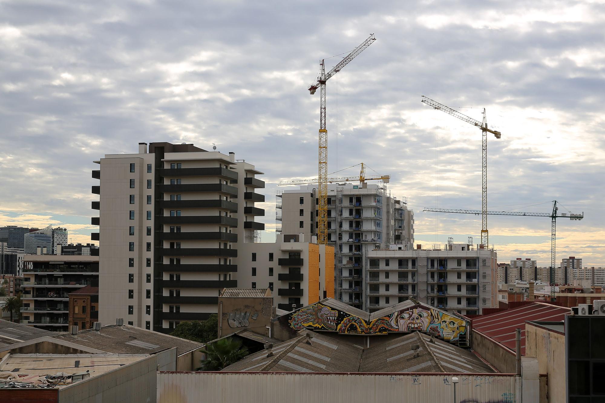 Reportaje sobre los rascacielos construidos junto a la antigua fábrica Cosme Toda de L'Hospitalet, en un avanzado estado de construcción