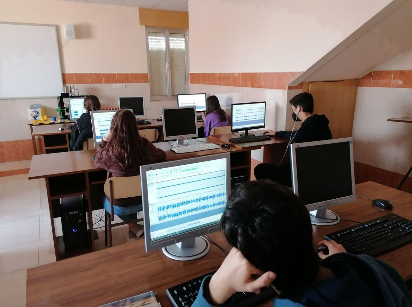 Los alumnos del colegio San Vicente de Paúl arreglan los podcast con el ordenador.