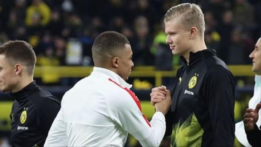 Kylian Mbappé saluda a Erlin Haalang, antes de un partido entre el PSG y el Dortmund en Champions.