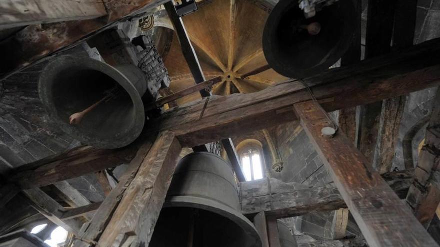 La sala de campanas de la torre gótica de la Catedral de San Salvador.