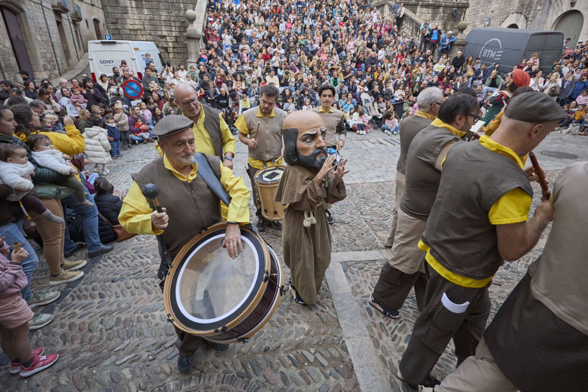 Les fotos de la passejada de capgrossos i gegants a la plaça de la catedral de Girona