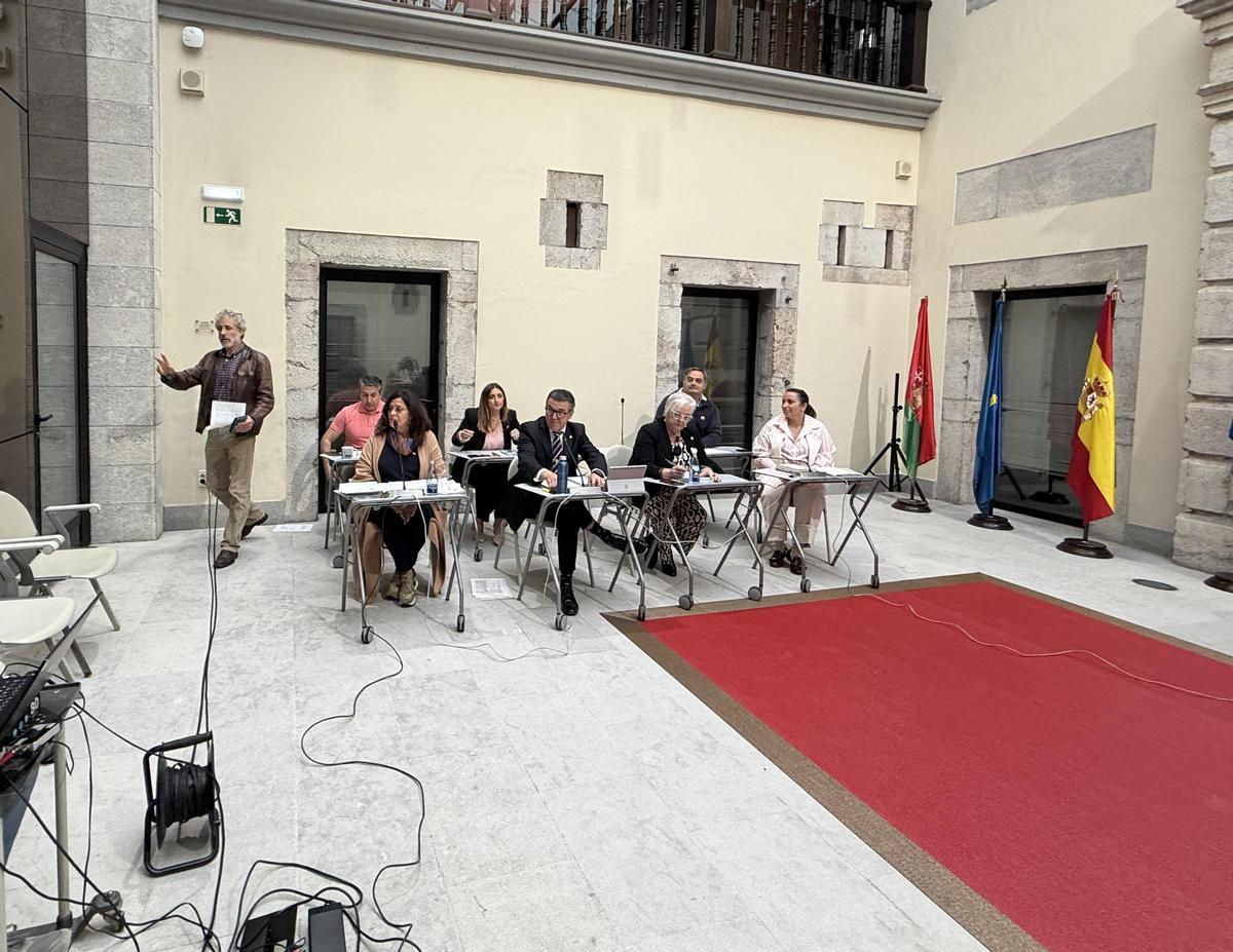 El momento en el que Xuan Valladares abandona el salón de plenos tras oficializar su renuncia.