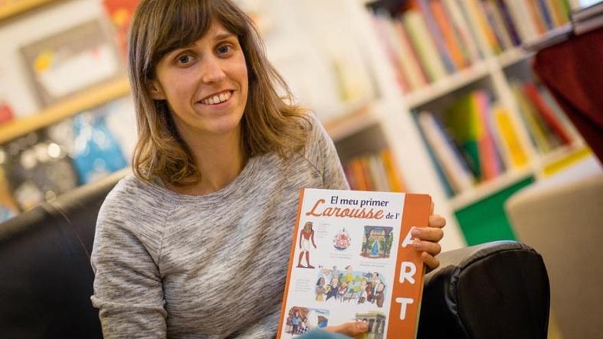 La il·lustradora Judit Frigola amb el llibre