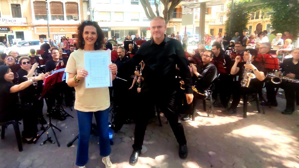 María José Lorenzo recibe la partitura de la marcha mora “Mercaders d’Al Jazirat”.
