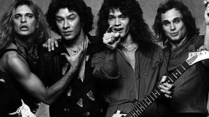 La banda Van Halen, con Eddie Van Halen empuñando la guitarra, a principios de los años ochenta.