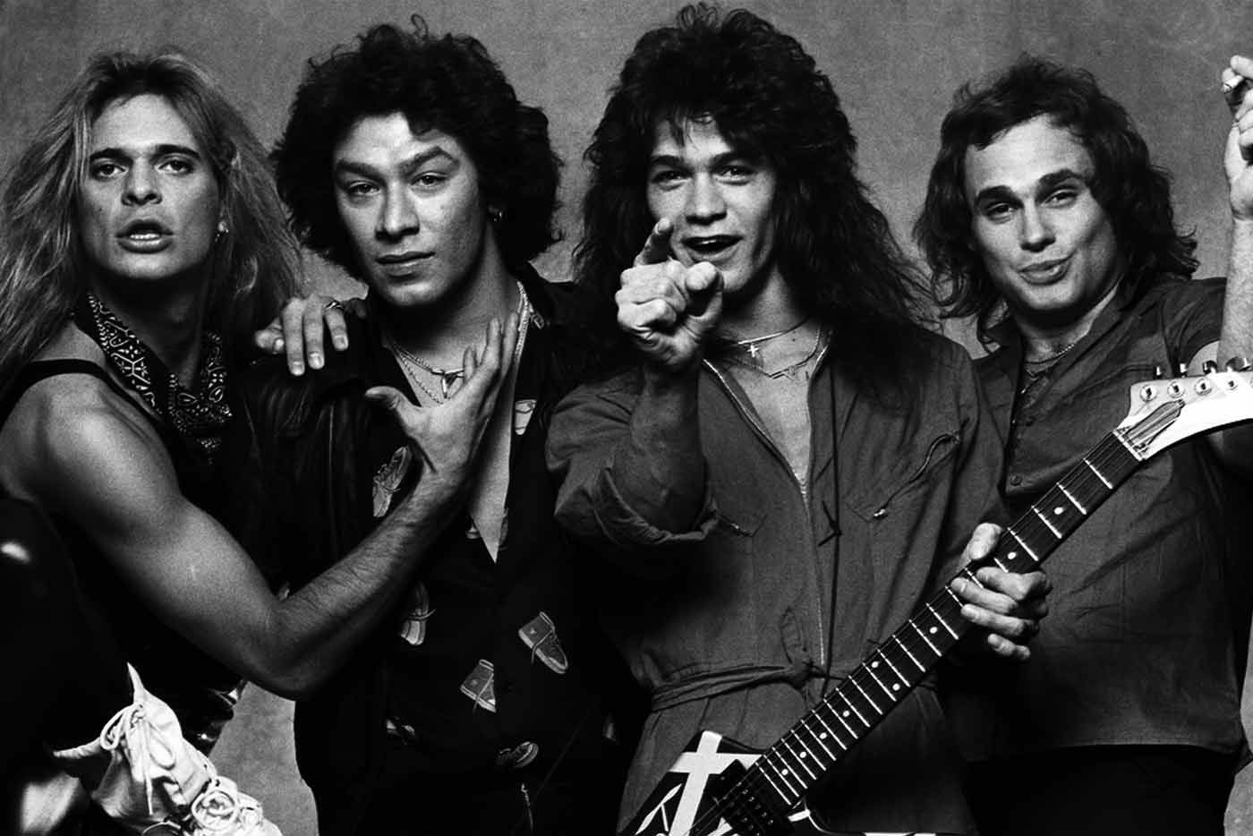 La banda Van Halen, con Eddie Van Halen empuñando la guitarra, a principios de los años ochenta.