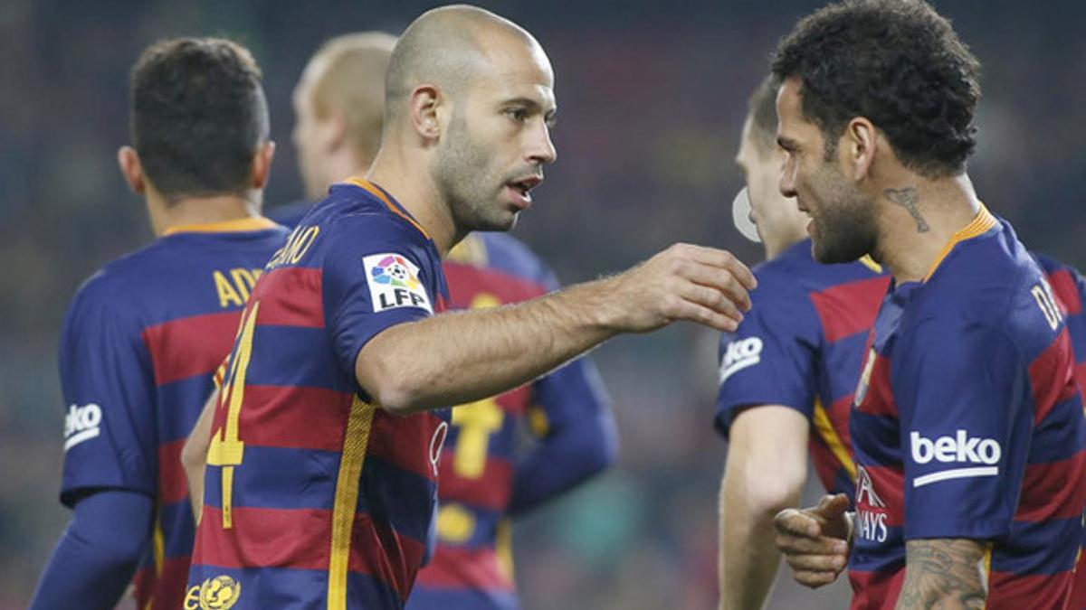 Mascherano y Alves, en el banquillo