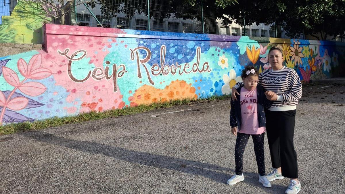 Beatriz Sobral, junto a su hija Ainhoa ante el colegio de Reboreda.