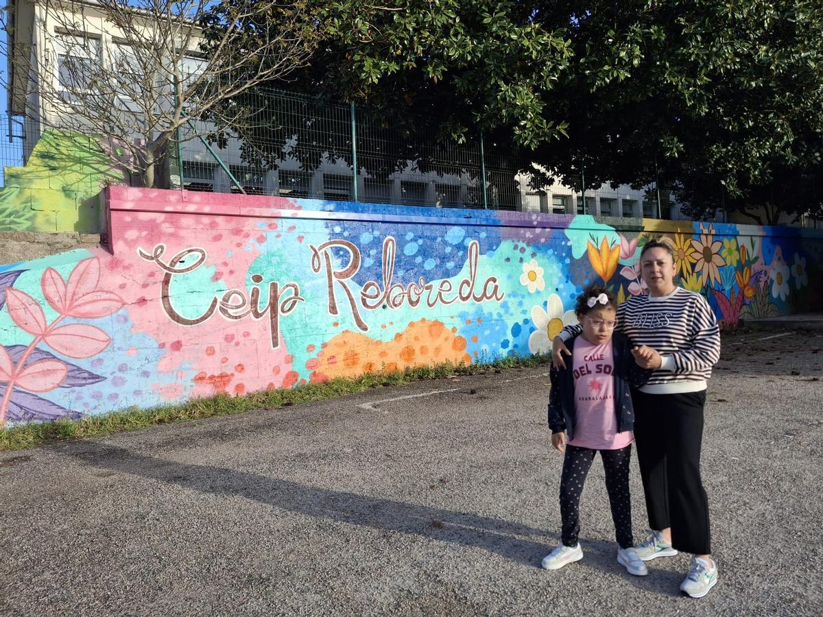 Beatriz Sobral, junto a su hija Ainhoa ante el colegio de Reboreda.