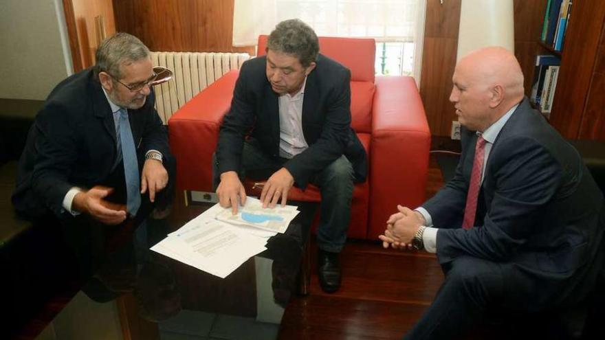 José Manuel González, Miguel Fernández Lores y Antonio Fernández-Campa, ayer en el Concello. // R. V.