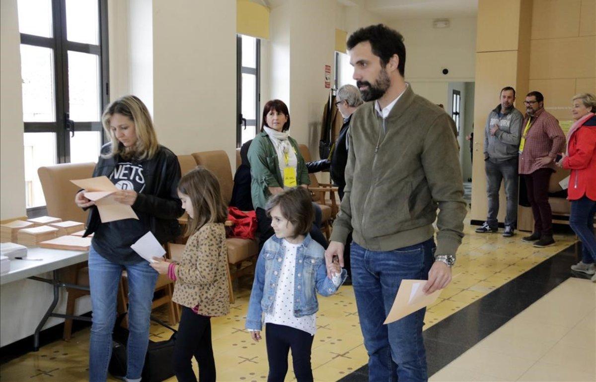 Roger Torrent llega a votar con su familia.