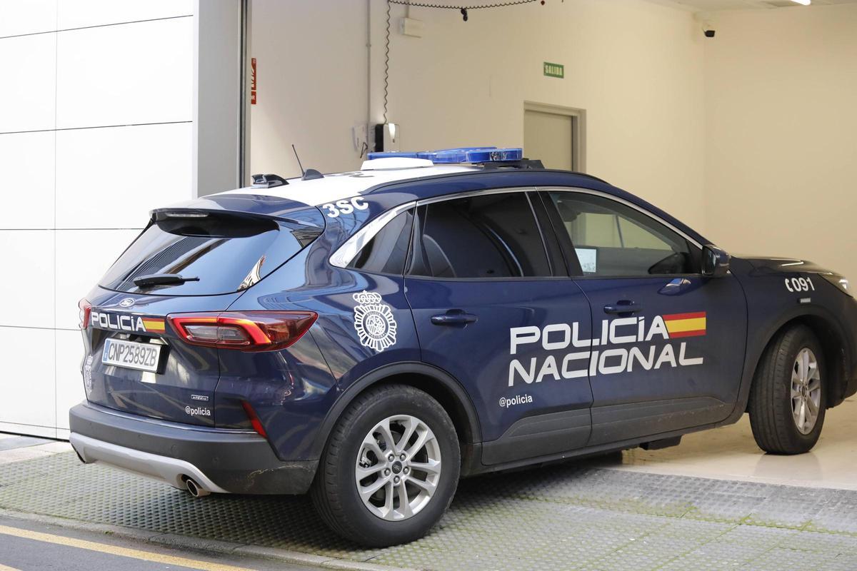 Llegada al juzgado del detenido por la agresión al conductor de un autobús búho en Langreo