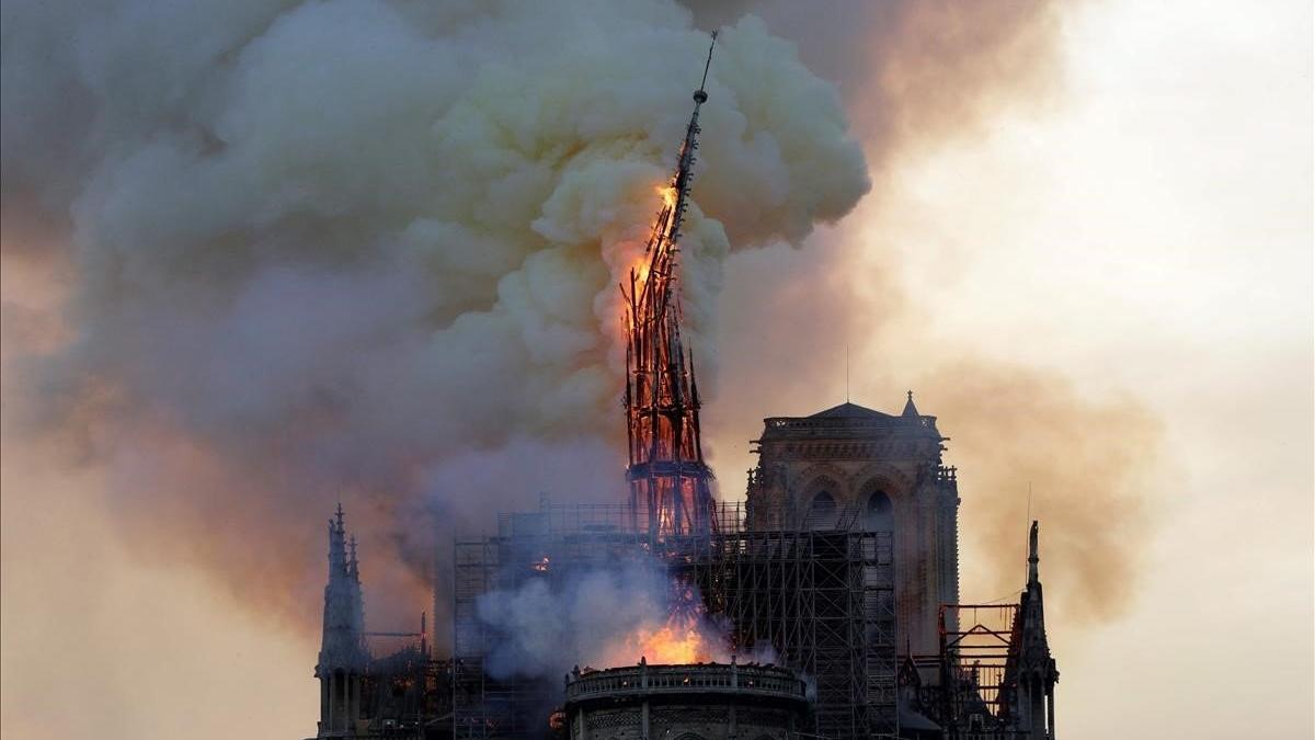 El campanario de la histórica catedral de Notre-Dame se derrumba
