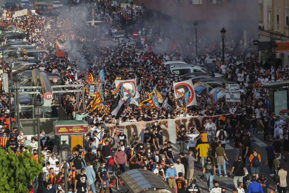 Manifestación de la Afición del Valencia contra Peter Lim