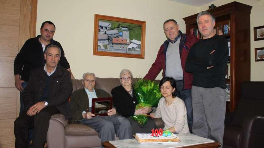 A Laracha felicita a un vecino de Cumiáns por llegar a los 100 años