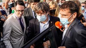 Exiled former Catalan president Carles Puigdemont (C) gets into a car as he leaves after being released from jail on September 24, 2021 in Sassari, Sardinia island, Italy. - Exiled former Catalan president Carles Puigdemont, who was arrested in Sardinia on September 23, 2021 at Spain’s request, was free to leave the country and his lawyer said Puigdemont would attend the next hearing in his extradition fight, on October 4, 2021. (Photo by Gianni BIDDAU / AFP)