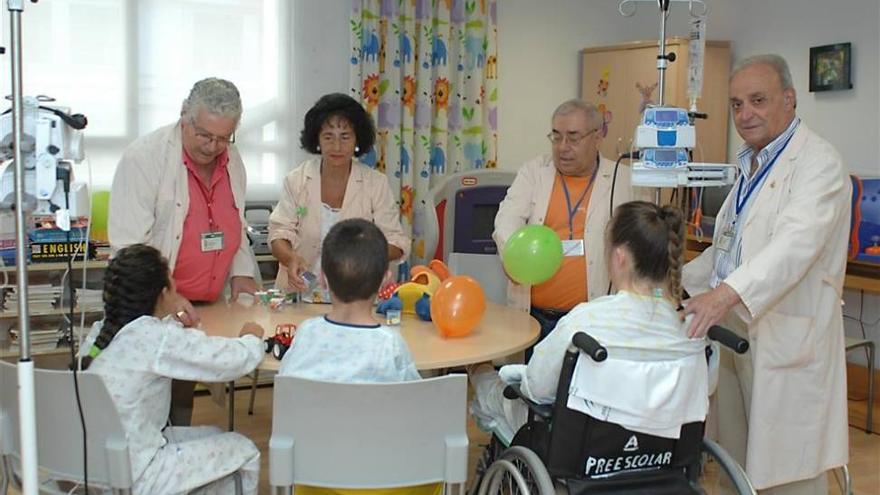 Más de un centenar de voluntarios animan en verano la estancia de los niños