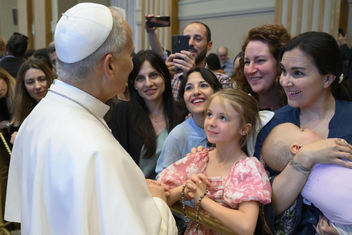 VATICAN CITY (Vatican City State (Holy See)), 30/05/2026.- A handout picture provided by the Vatican Media shows Pope Leo XIV (L) greeting members of the Villa Nazareth community during an audience in Vatican City, 30 May 2026. (Papa, Nazaret) EFE/EPA/VATICAN MEDIA HANDOUT HANDOUT EDITORIAL USE ONLY/NO SALES. HANDOUT EDITORIAL USE ONLY/NO SALES