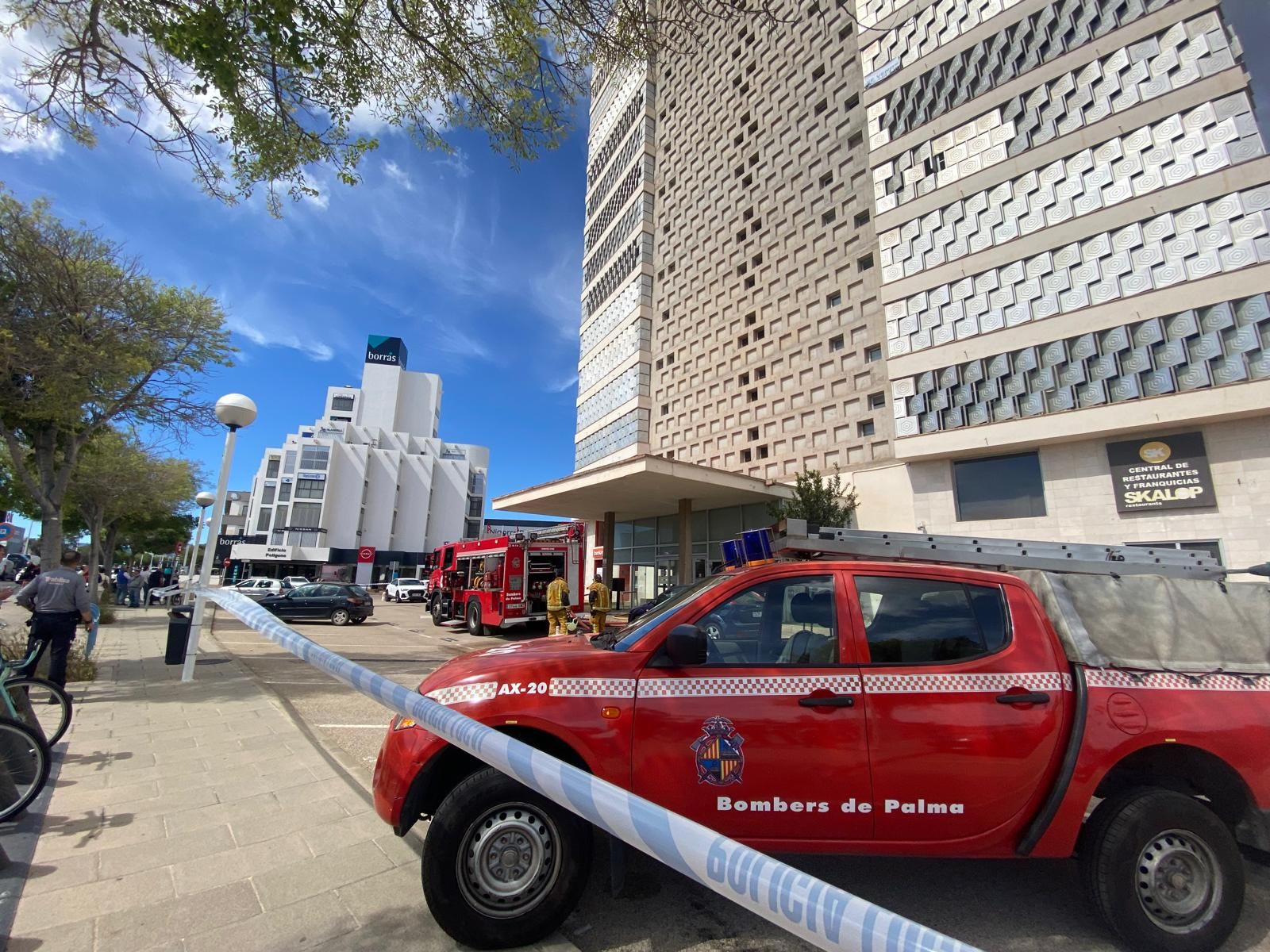 Alarma por un incendio en la Torre Asima, en el Polígono de Son Castelló de Palma
