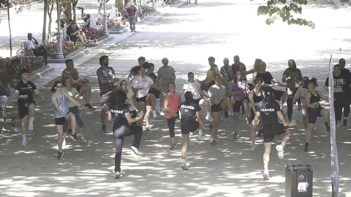 Vecinos del Ensanche compostelano en la clase de gimnasia en la Alameda.