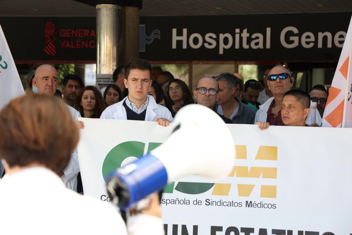 Concentración con motivo de la nueva huelga de médicos ante el Hospital General de Alicante