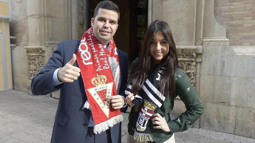 Francisco Martínez, aficionado del Real Murcia, y Alexia Blaya, seguidora del FC Cartagena, posando ayer para LA OPINIÓN.