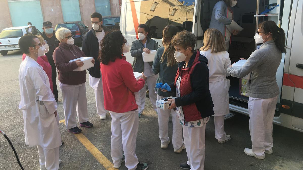 Los sanitarios recogiendo la vacuna en Petrer.