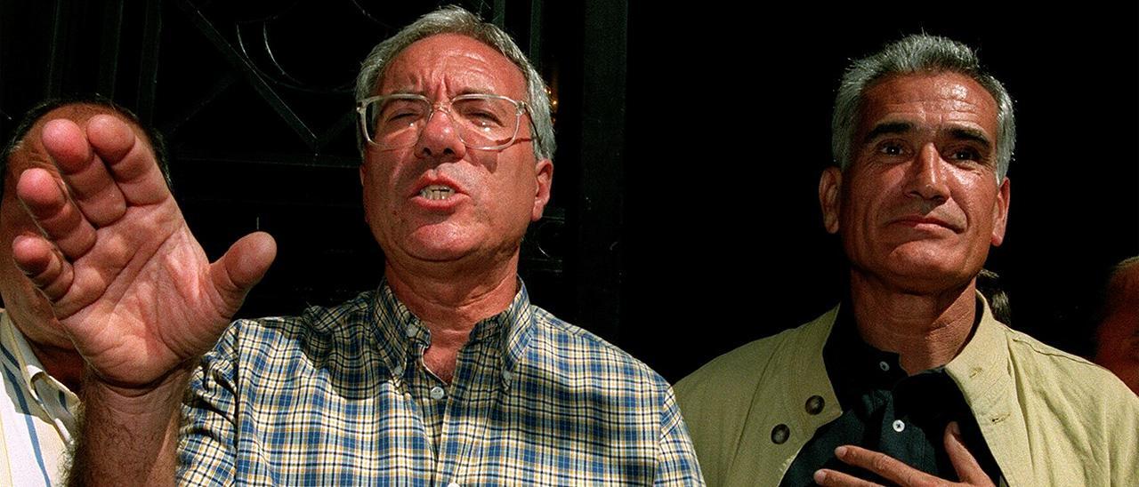 El ex ministro del Interior, José Barrionuevo, y el ex secretario de Estado para la Seguridad, Rafael Vera, antes de su ingreso en prisión, en 1998.