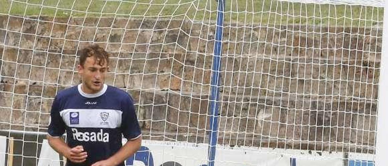 Javi Porrón atrapa un balón en el duelo ante la Peña Deportiva.