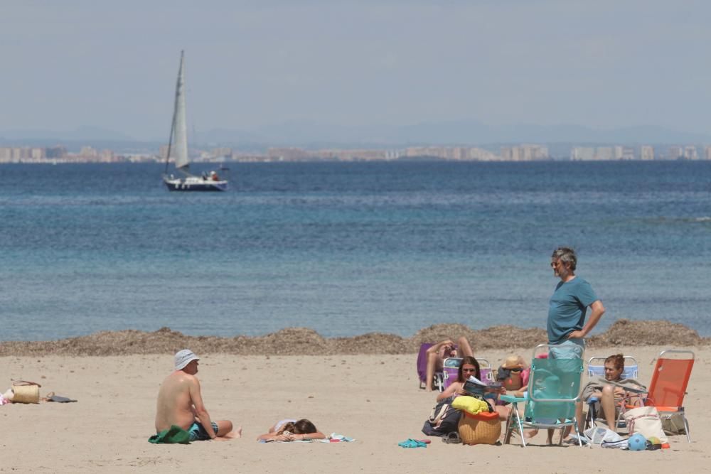 Turistas y locales disfrutan de un día de playa