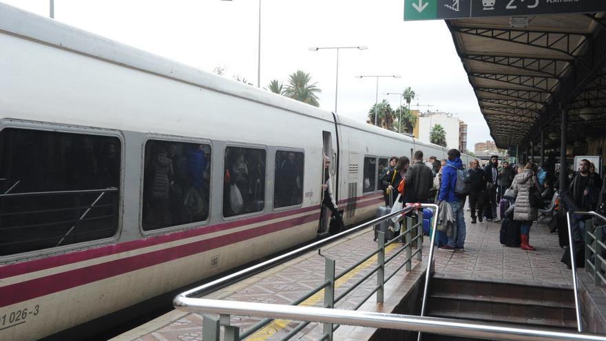 Los trenes de Murcia a Alicante pierden un millón de viajeros en cuatro años