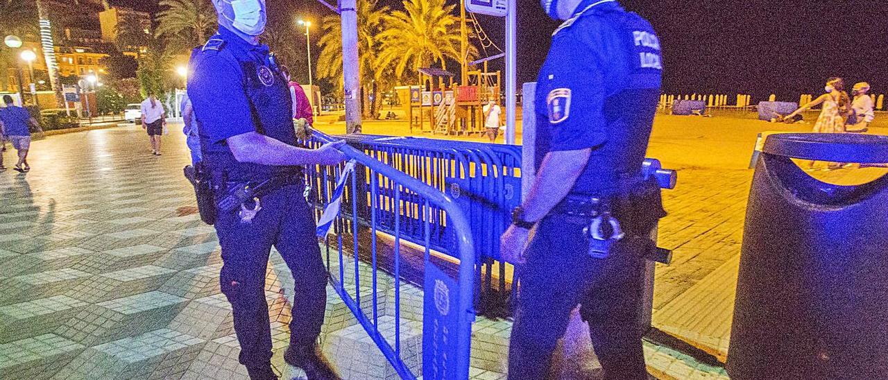 Dos policías controlan para evitar botellones en Alicante. | PILAR CORTÉS