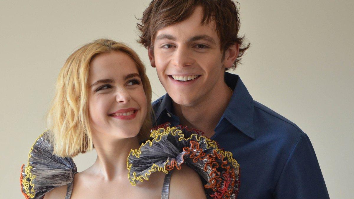 Kiernan Shipka y Ross Lynch, fotografiados este domingo en Sitges, antes de presentar 'Las escalofriantes aventuras de Sabrina'