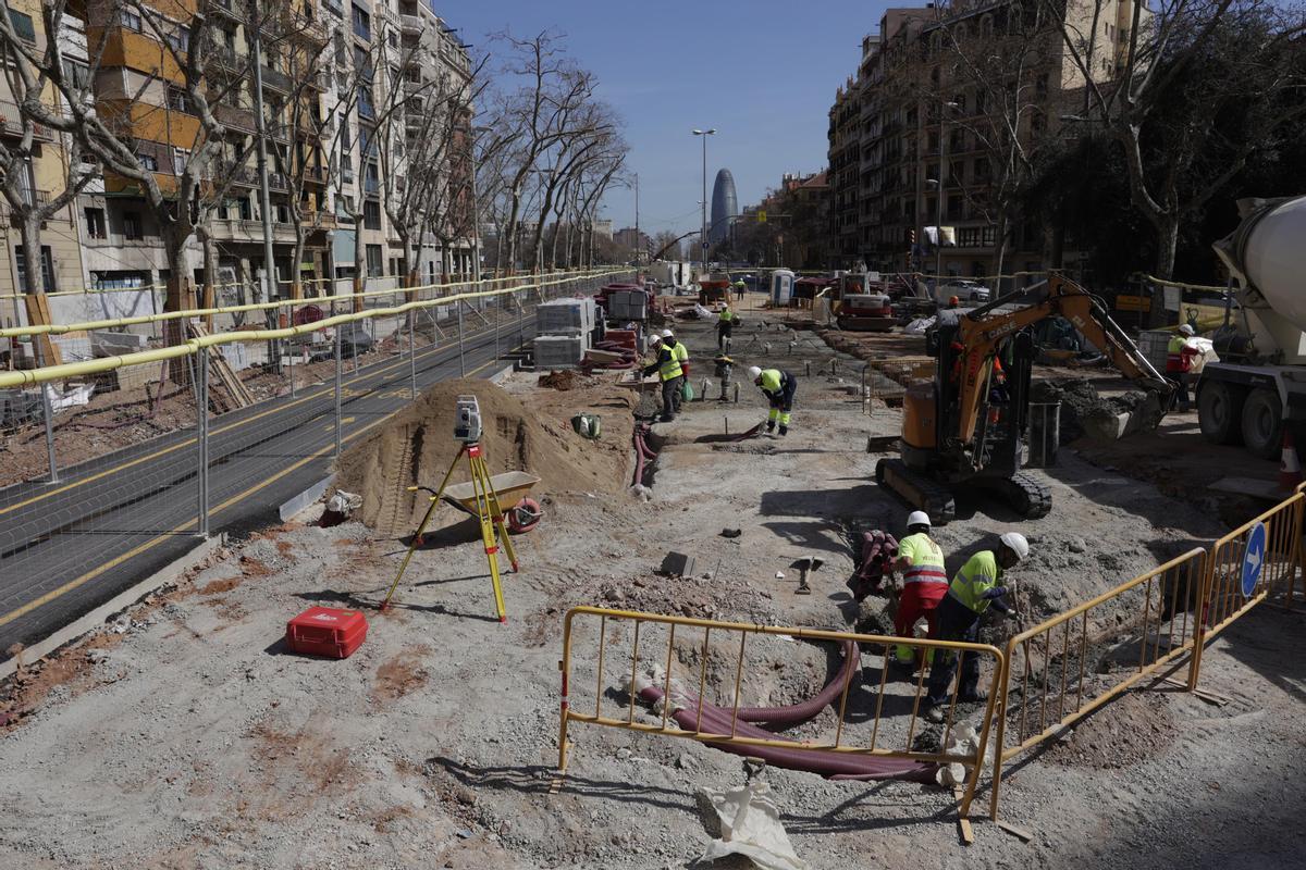 El tranvía avanza por la Diagonal entre Glòries y Verdaguer