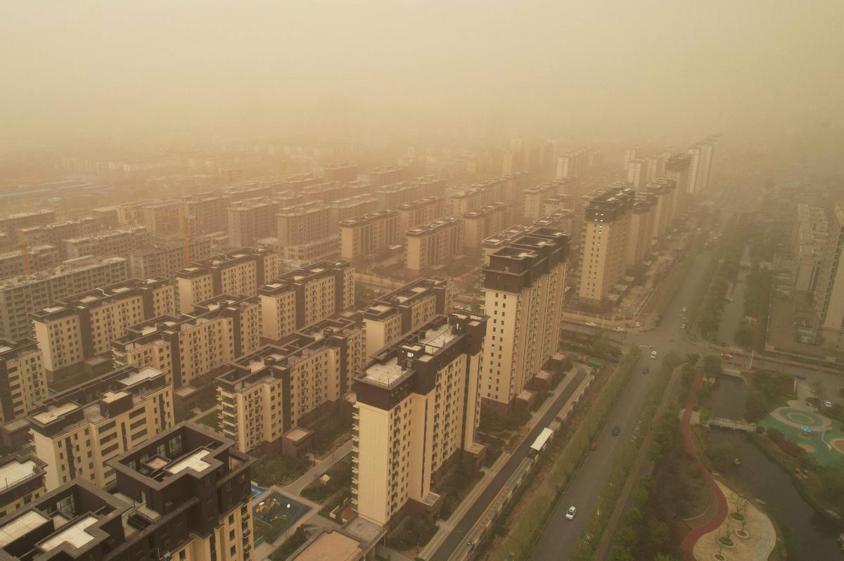 Vista aérea de edificios en la ciudad china de Linyi, en la provincia de Shandong, en medio de la tormenta de arena.