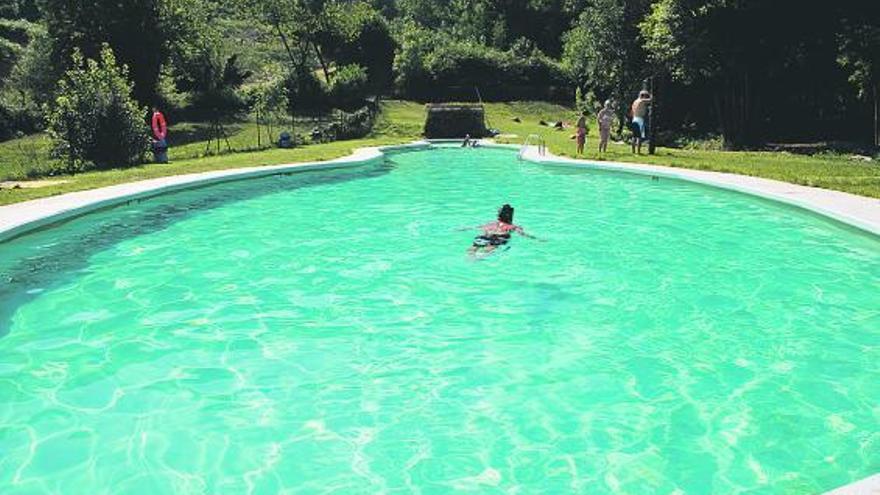 Un bañista, en la piscina fluvial del área recreativa de Sollovio (Illas) el pasado verano.